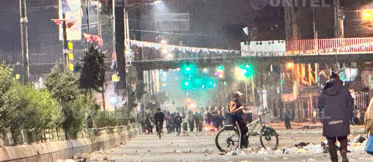 Reactivan bloqueos y prenden fogatas en la avenida Juan Pablo II de El Alto 
