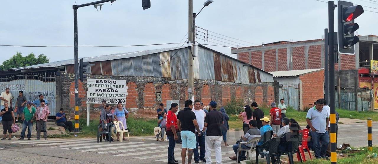 Micreros instalan bloqueo en el Plan Tres Mil para impedir que otros transportistas trabajen