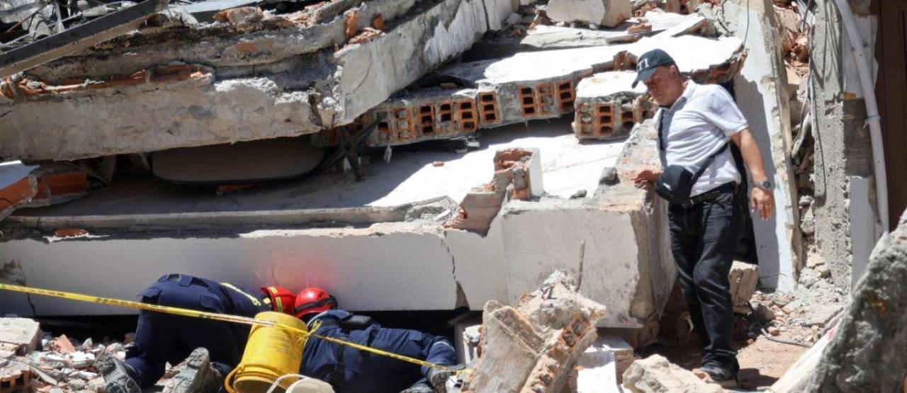 Socorristas buscan sobrevivientes del potente terremoto en Colombia que deja más de 132 muertos 