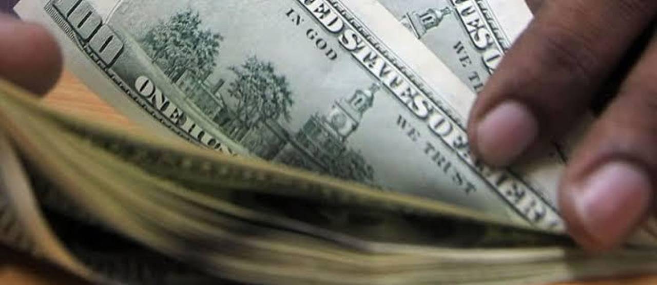 Tras más de dos meses, el dólar oficial vuelve a cotizar por debajo de los Bs 10 para el jueves