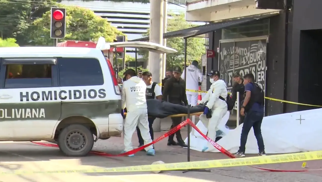 Una bala perdida alcanzó a un transeúnte cuando acribillaron a un extranjero en Santa Cruz, dice la Policía