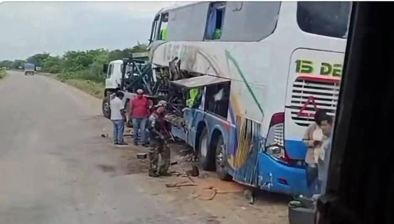 Tragedia en la carretera Bioceánica: choque frontal entre bus y camión deja siete muertos y 17 heridos