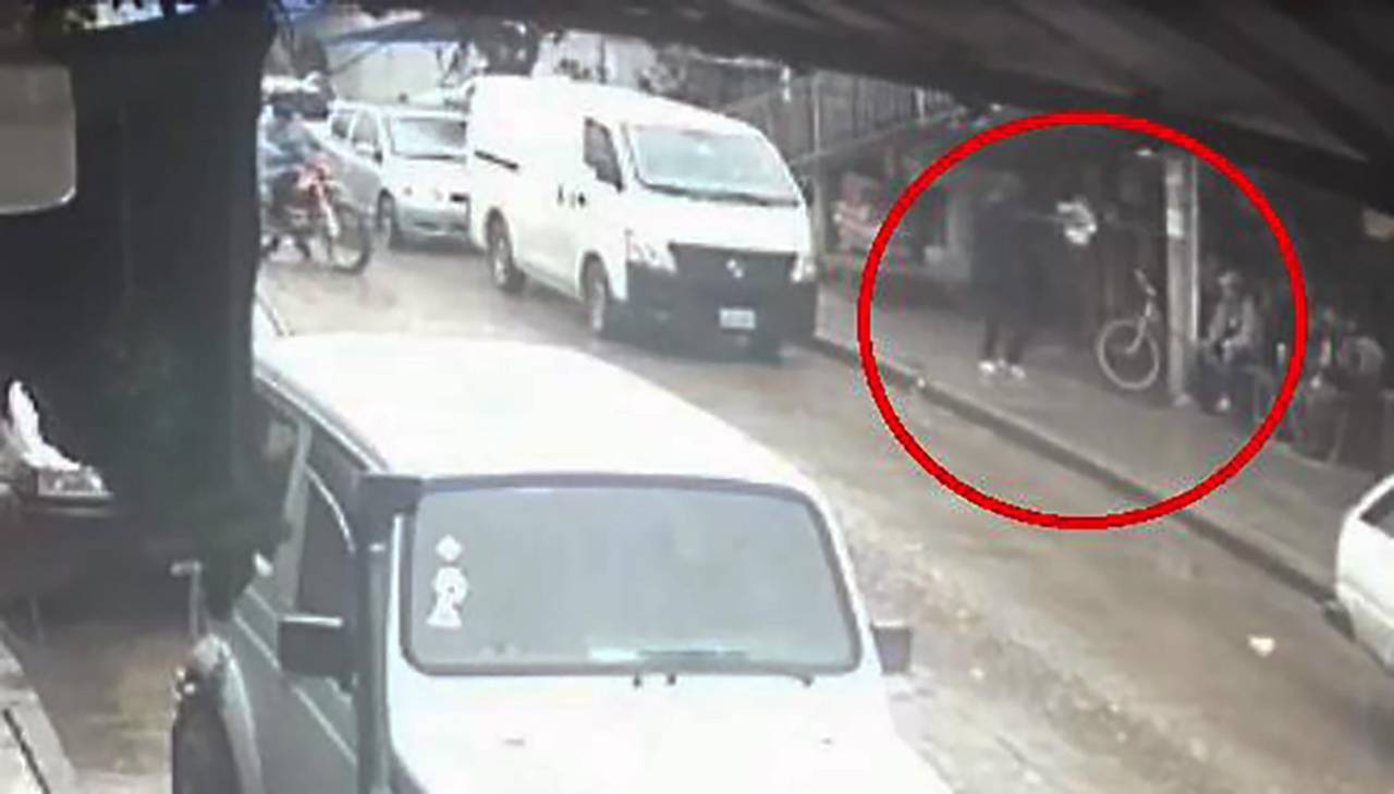 Video: Así fue al atraco con arma de fuego a un librecambista en un mercado de Santa Cruz