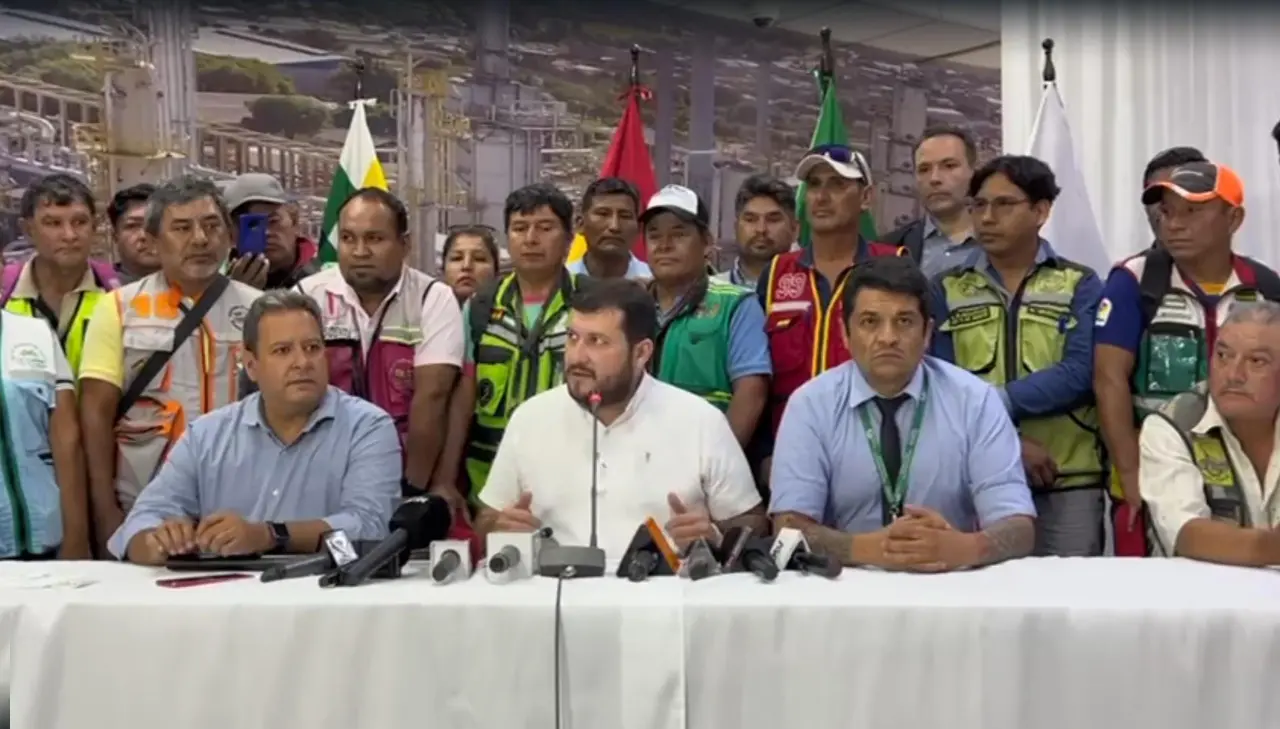 Hay dos exfuncionarios de YPFB investigados por la gasolina ‘desestabilizada’, según presidente cívico