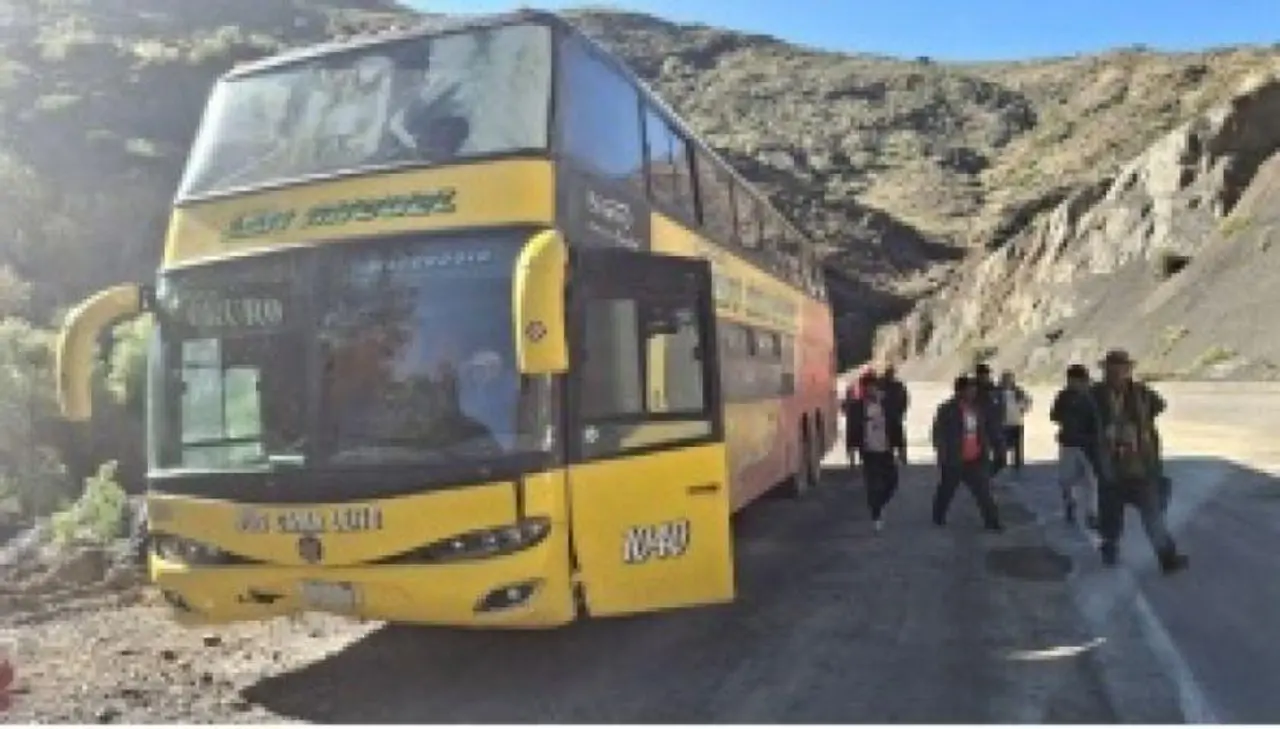 Bus repleto de pasajeros casi cae a un barranco en carretera que une Potosí con Oruro