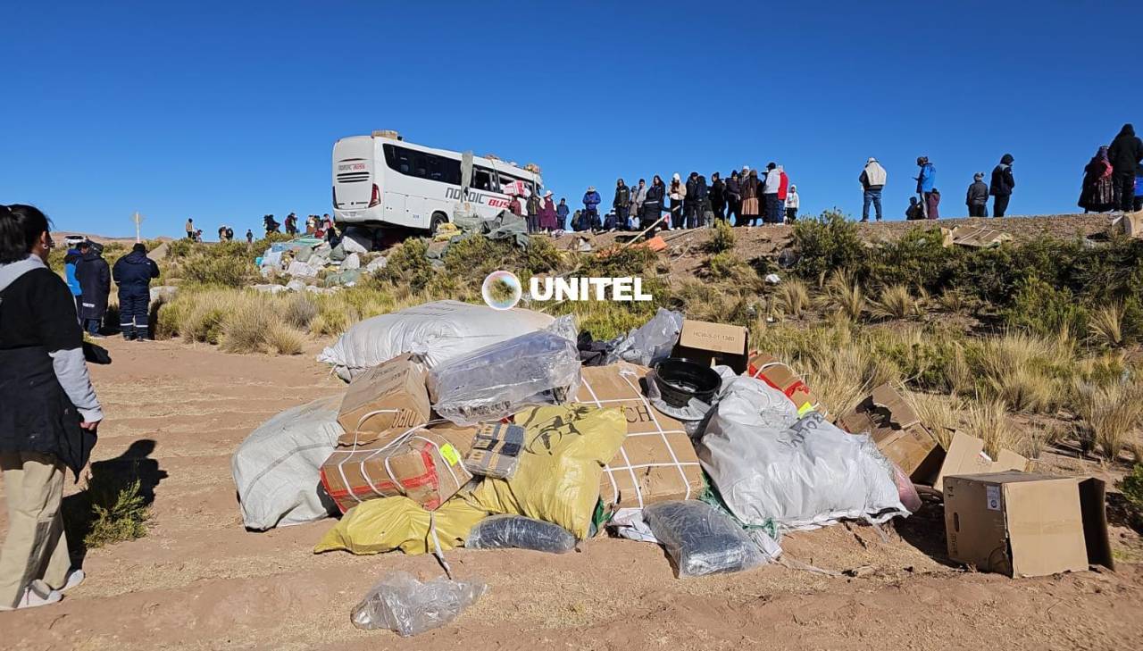 ¿Contrabando? Quemaron la carga del camión que chocó en la carretera Bolivia - Chile, denuncia la Policía