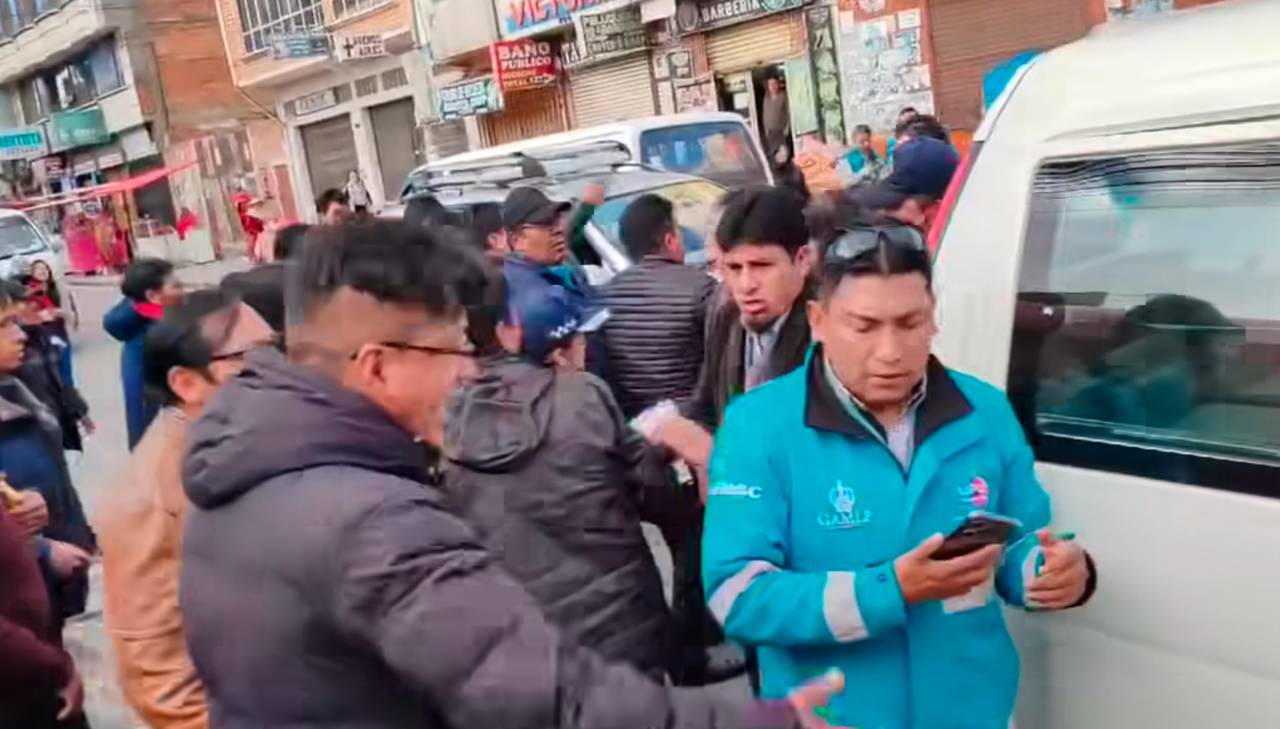 Choferes gritan y agreden a funcionarios municipales de La Paz que controlan que no se suba el pasaje