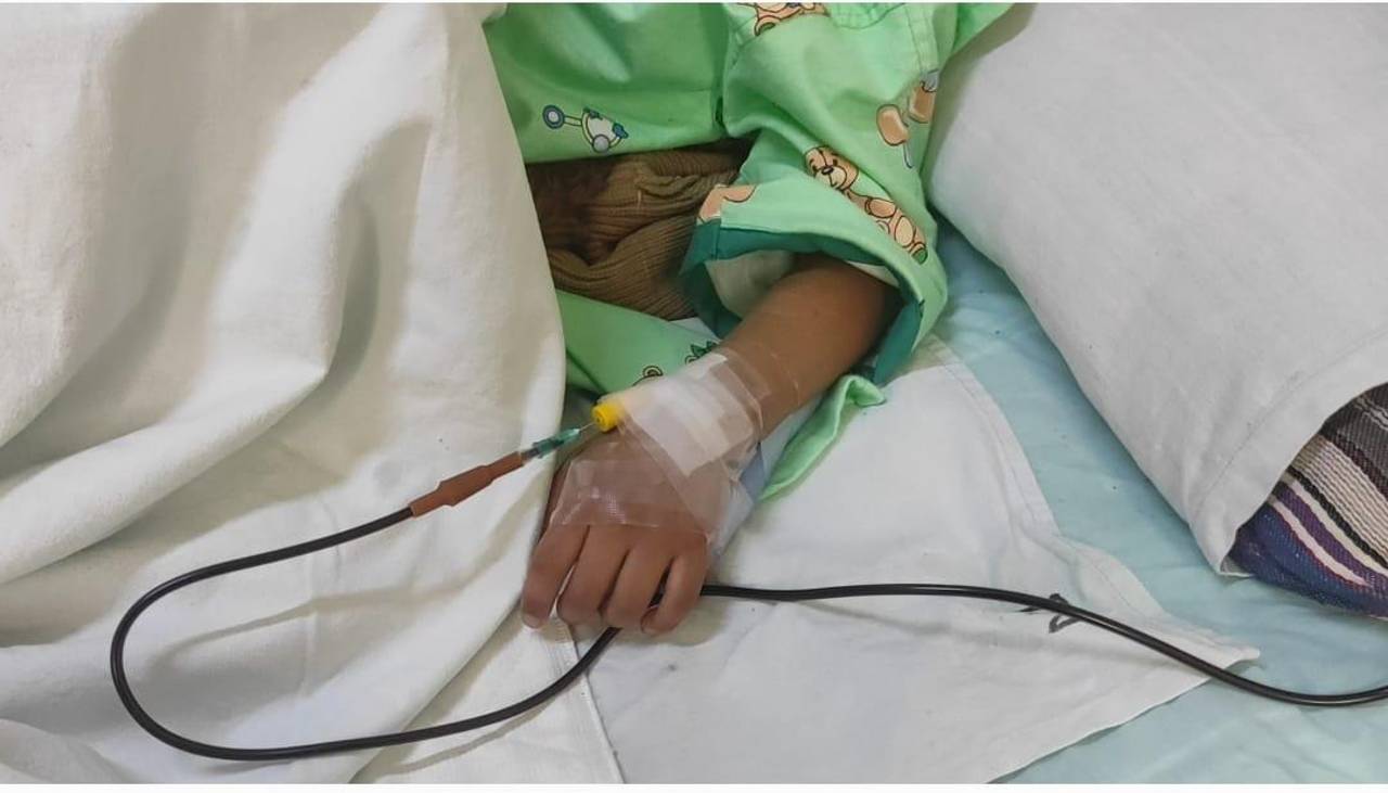 Niña que perdió una pierna tras ser atropellada por un minibús, recibe apoyo de dirigentes de Sacaba 