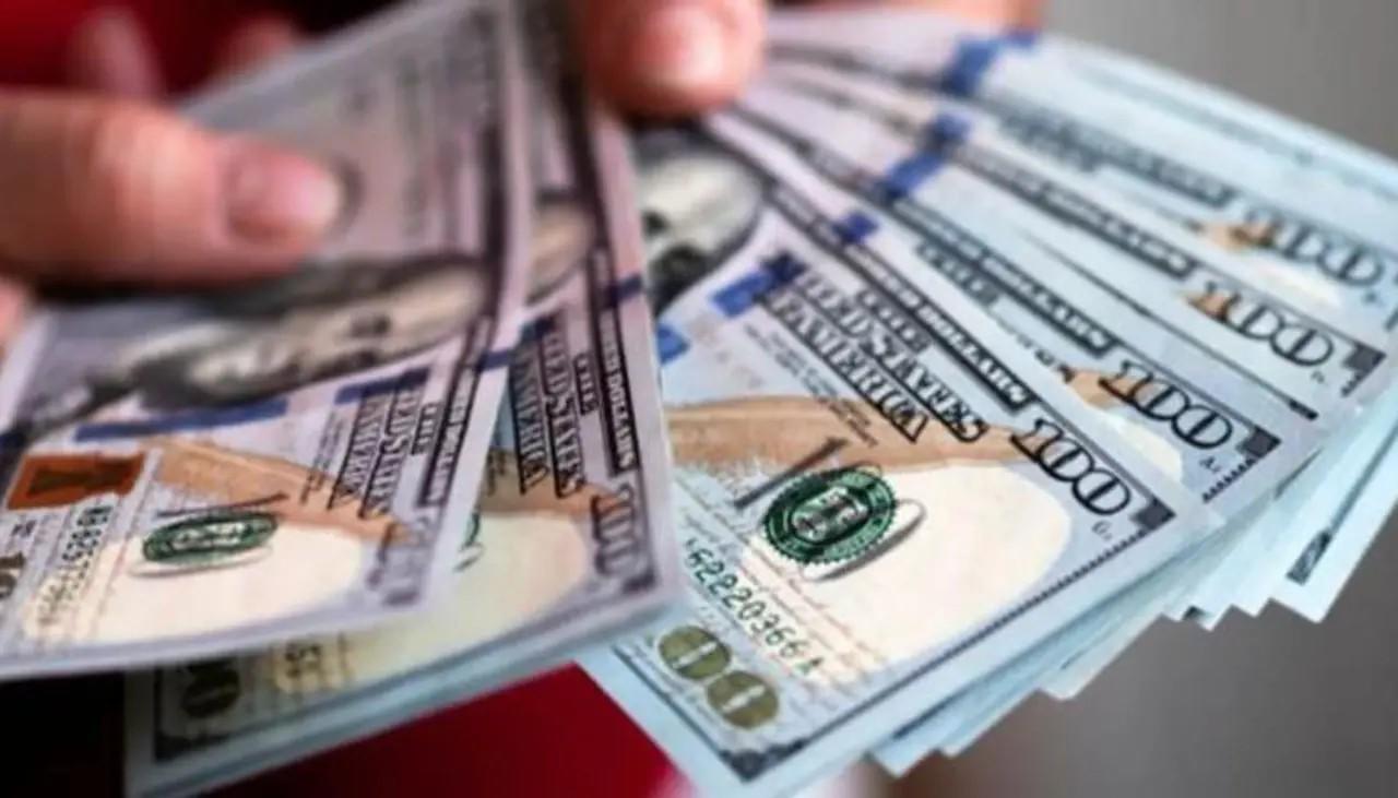 La cotización del dólar oficial desciende tres centavos este martes