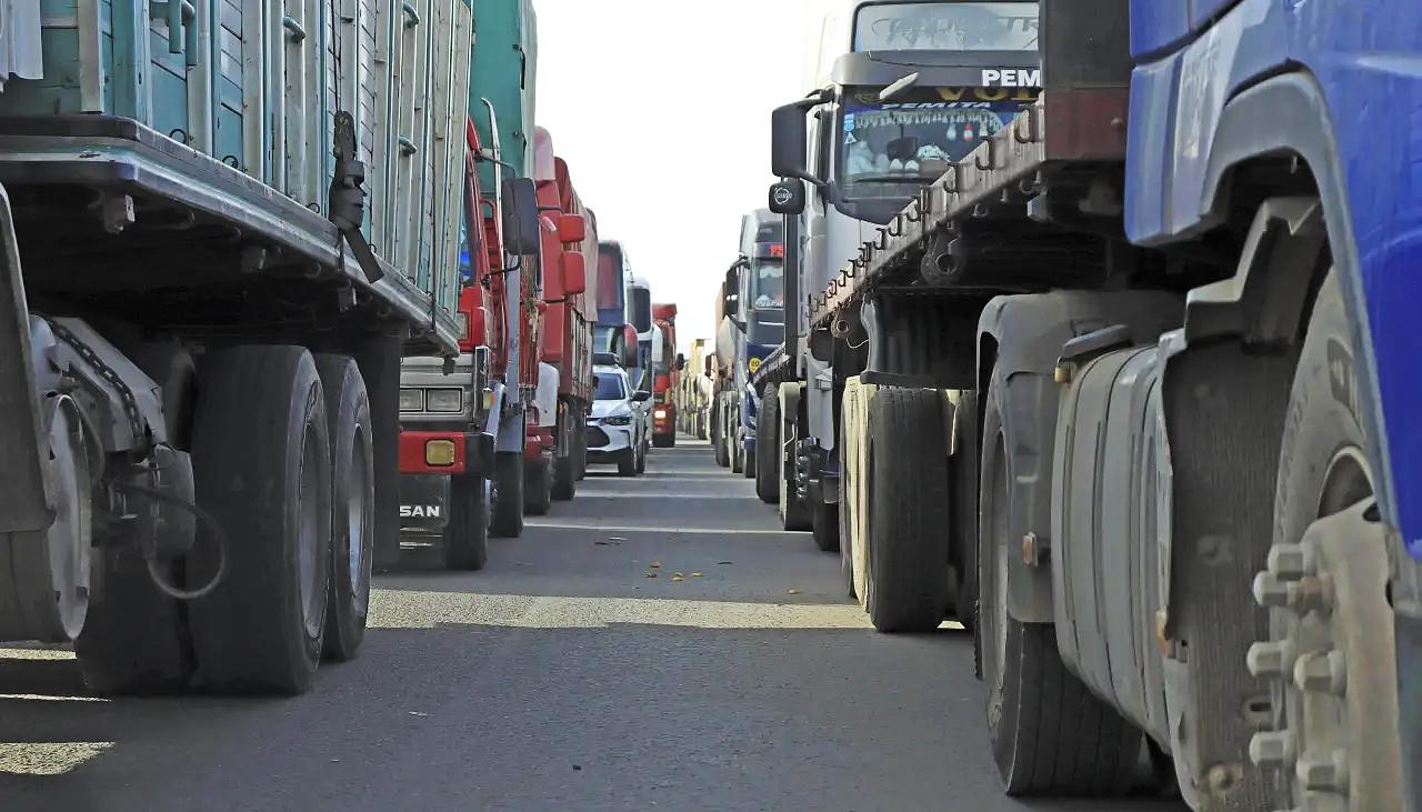 Emergencia en el transporte pesado: Los bloqueos dejan más de 5.000 camiones parados y millonarias pérdidas 