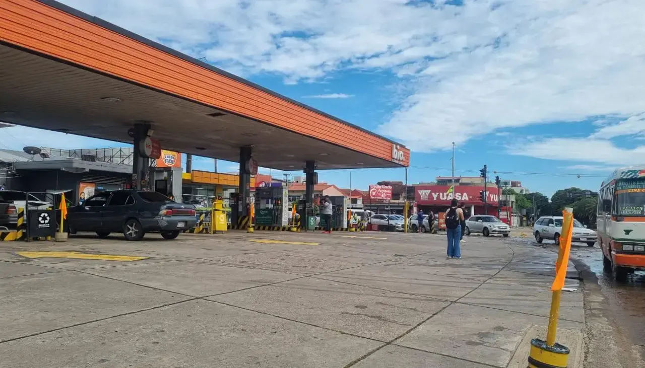 Asosur denuncia “desabastecimiento” de diésel en Santa Cruz, se declara en emergencia y pide a YPFB cumplir los compromisos