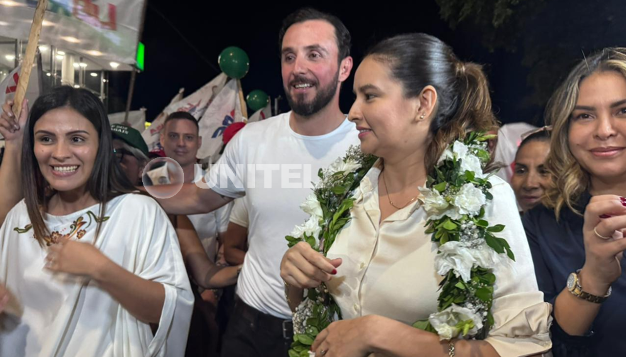 JP Velasco y Paola Aguirre llegan al TED de Santa Cruz para registrar su candidatura