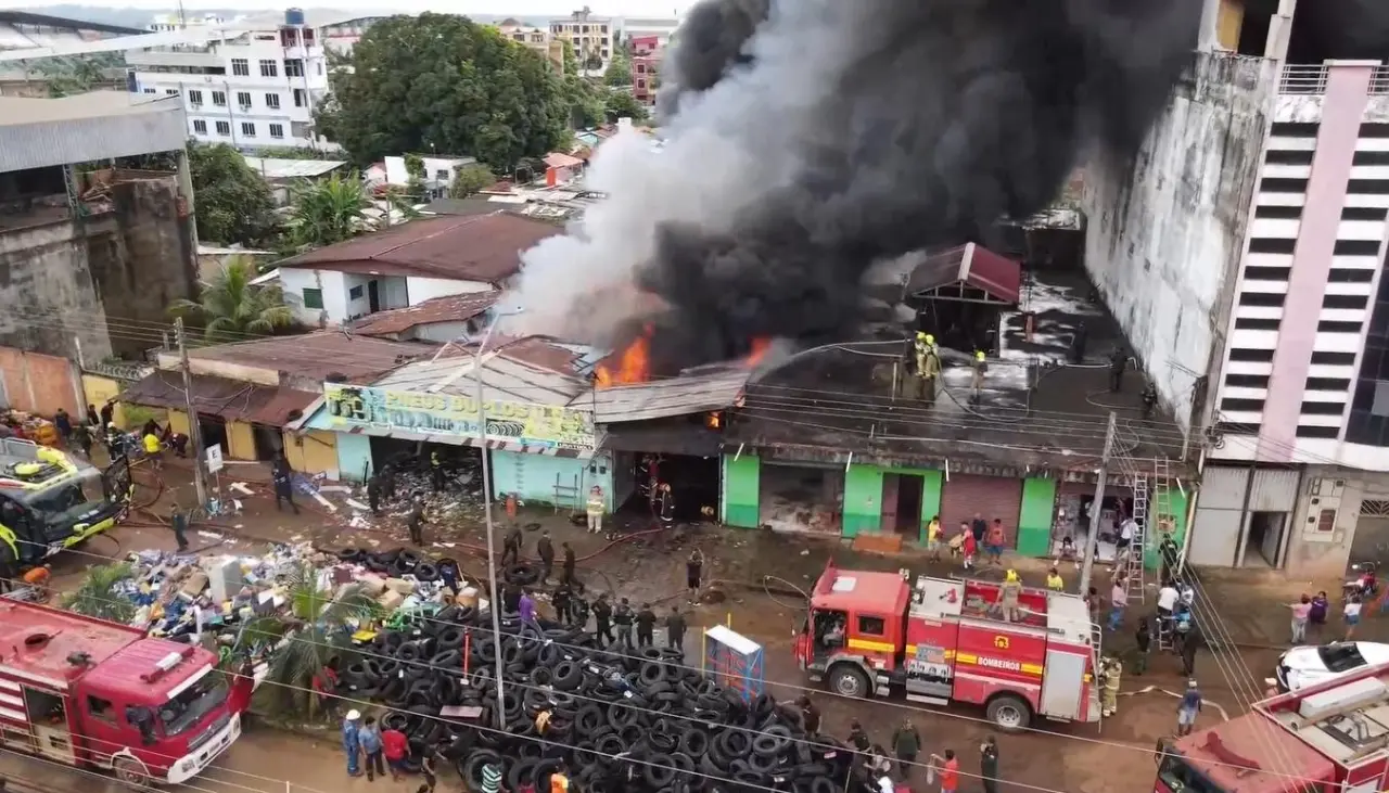 Voraz incendio en una tienda de llantas en Cobija movilizó a bomberos de Bolivia y Brasil