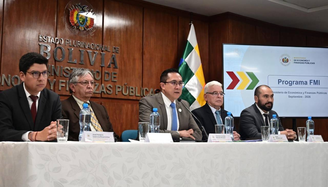 Habrá nuevos recortes y nuevos bonos tras el acuerdo con el FMI, señala ministro de Economía