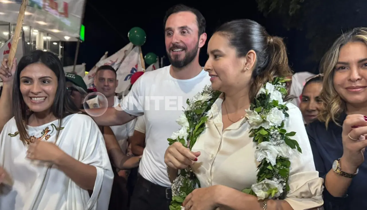 JP Velasco y Paola Aguirre llegan al TED de Santa Cruz para registrar su candidatura