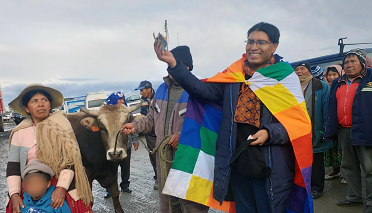 Senador Nilton Condori subastó su toro para financiar una gira de consulta sobre la reducción del salario de legisladores 