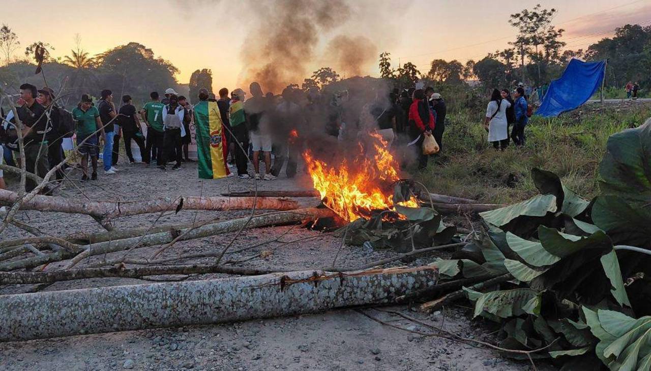 Desafiando el Estado de excepción, estudiantes de Unibol quechua bloquean la ruta Cochabamba - Santa Cruz