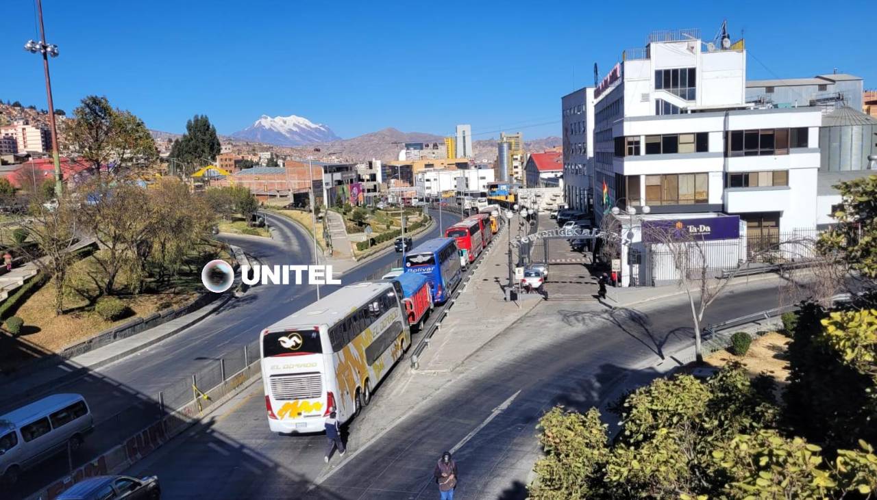 “Hasta cuándo vamos a hacer filas”: Choferes se quejan por los problemas con el combustible en surtidores de La Paz y El Alto