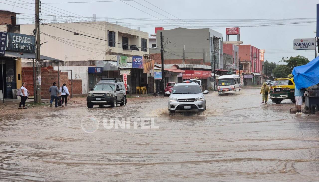 Pocos micros y calles anegadas, el resultado de la torrencial lluvia en Santa Cruz