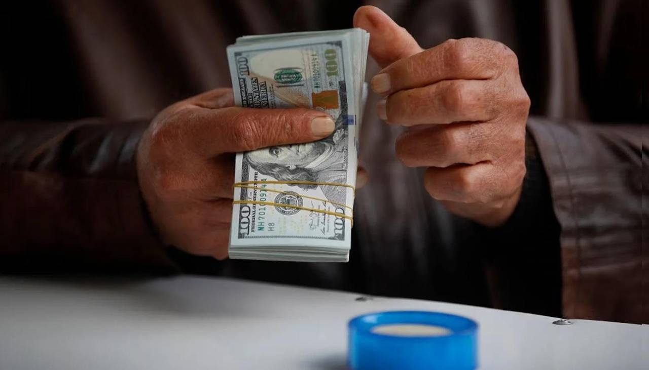 Tras varias jornadas en ascenso, cotización del dólar se mantiene en Bs 10,75 para este viernes, según el BCB