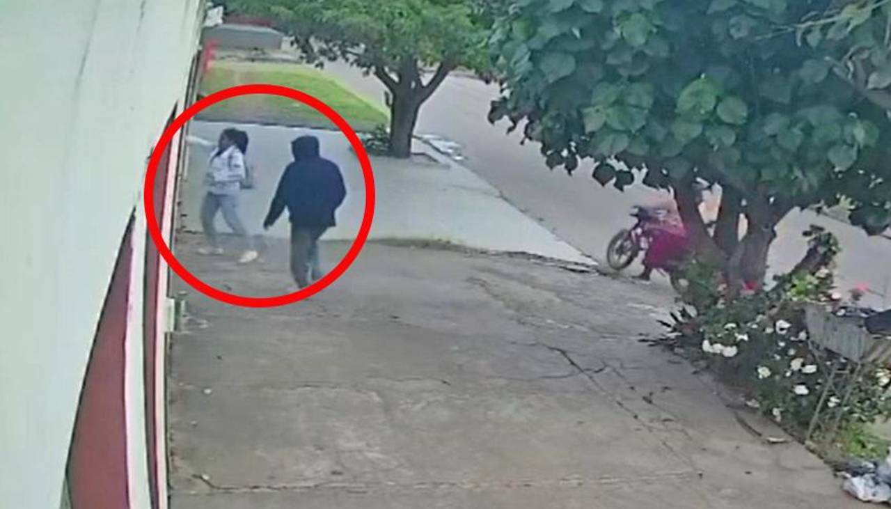 Video: Joven lanza su celular dentro de una casa para evitar que un ladrón se lo robe