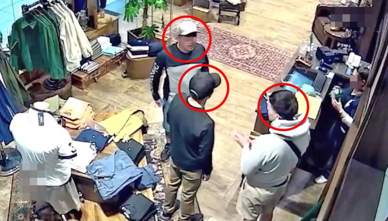 Cámaras captan a extranjeros deambulando en negocios cercanos a una joyería días antes del atraco