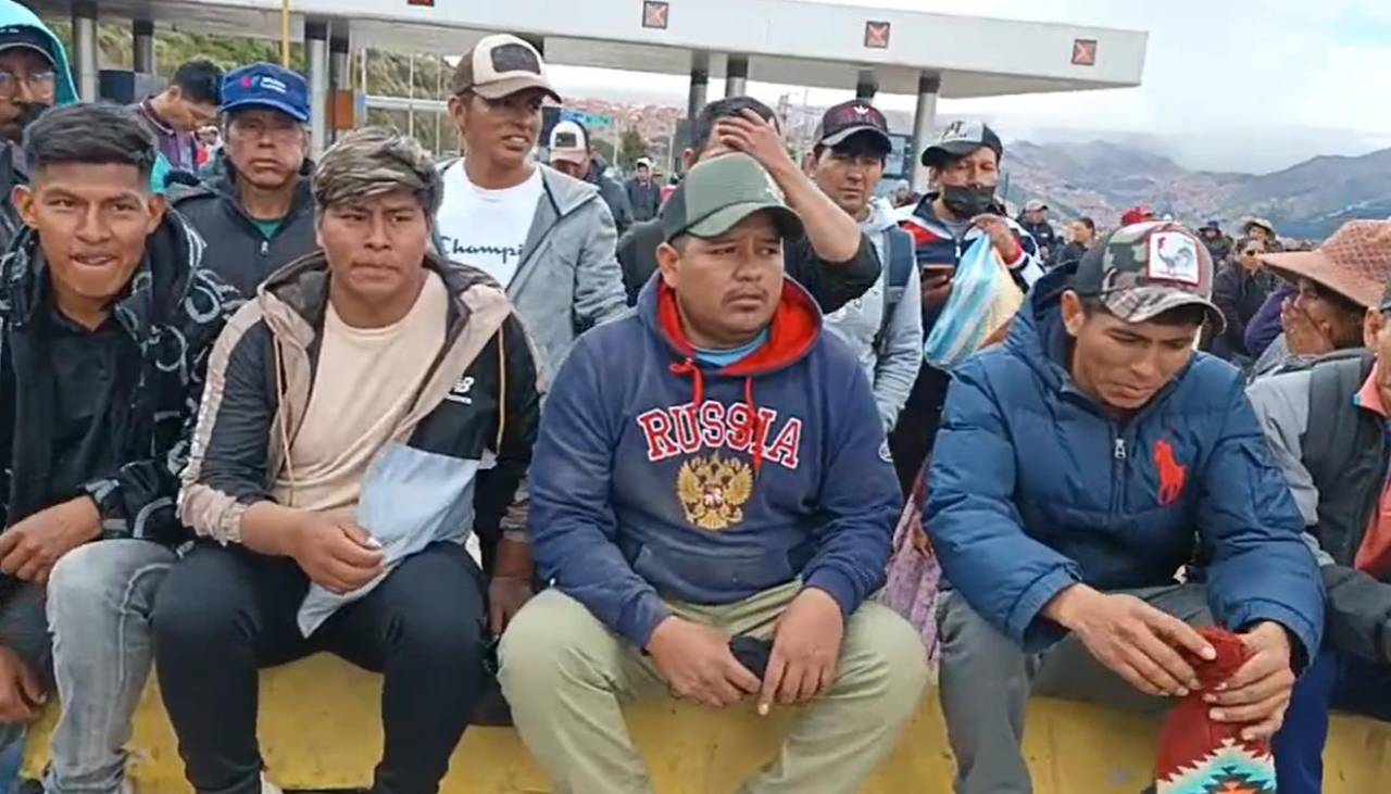 En medio de bloqueos, un grupo de cocaleros del trópico llega a La Paz e instala un bloqueo en rechazo a abrogación de ley