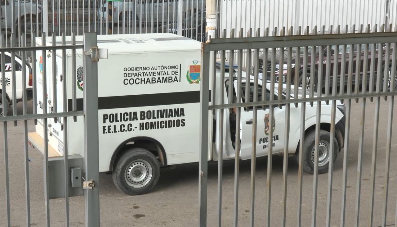 Potosí: Pobladores hacen vigilia afuera del puesto policial donde el sospechoso de feminicidio e infanticidio está aprehendido