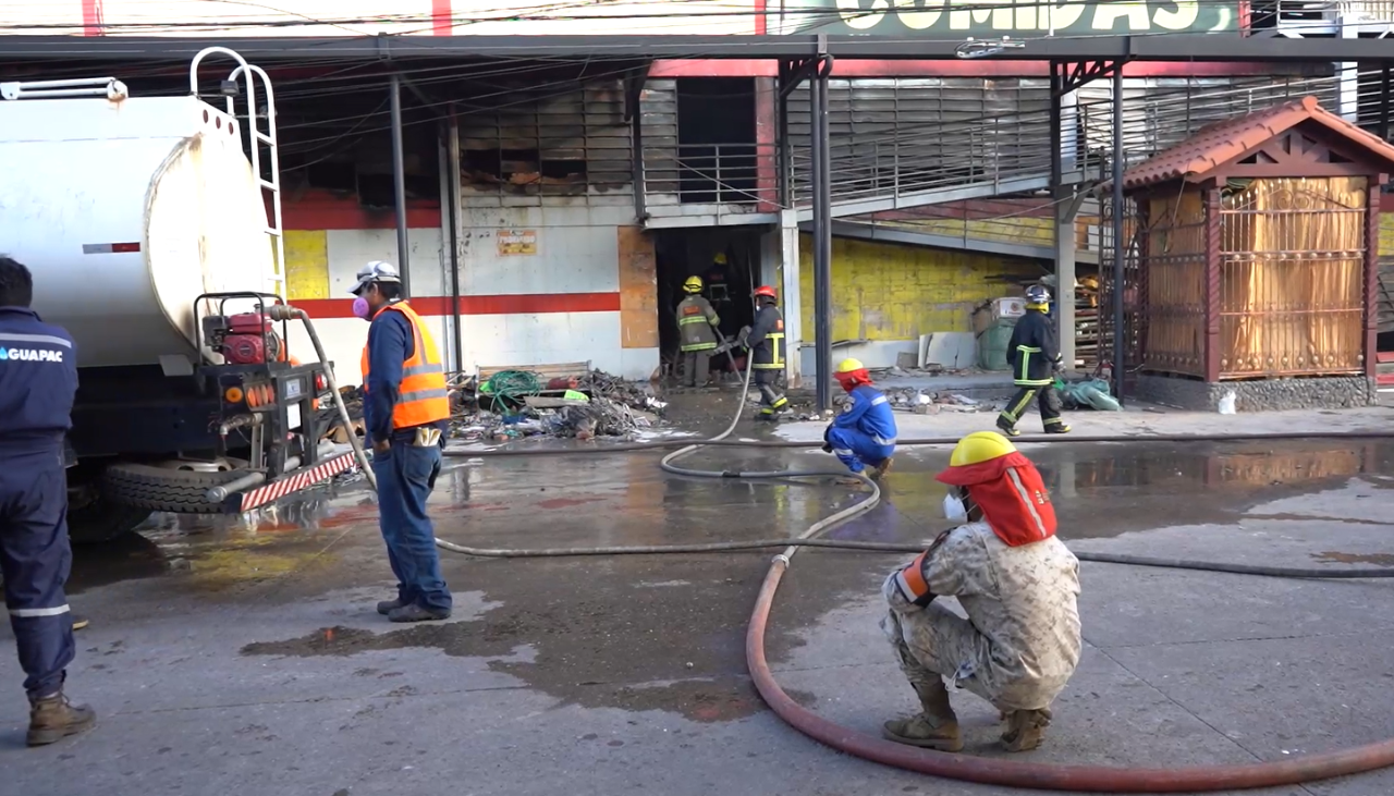 “El fuego está contenido, más no está controlado”: Alcaldía dice que un 70% de la feria de Barrio Lindo está afectada