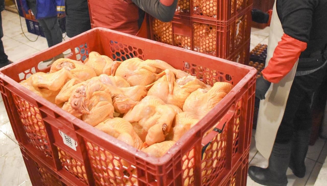 “Vamos a tener que parar”: ante incremento del precio del pollo, comerciantes en Cochabamba advierten con protestas 