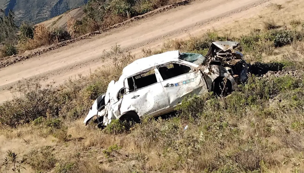 Cuatro fallecidos y dos niños heridos luego que un vehículo se embarrancara en Charazani