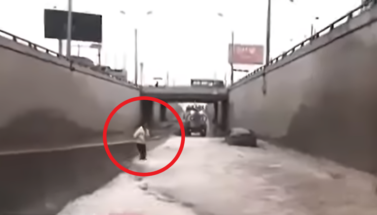 Video: Reportera termina ‘bañada’ en vivo tras el paso de un vehículo durante una inundación 
