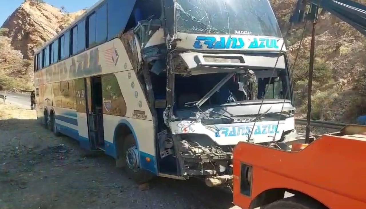 Un bus y un camión chocan en la ruta Oruro - Cochabamba dejando varias personas heridas 