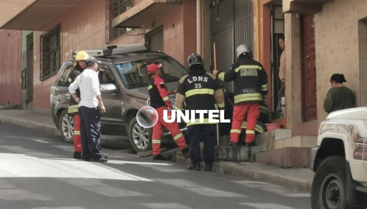 Susto en un barrio de La Paz: Vehículo estacionado se desliza, se estrella y genera una fuga de gas