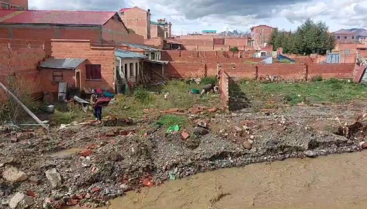 “El agua ha entrado con fuerza”: El desborde de un río provocó la inundación en tres viviendas de El Alto