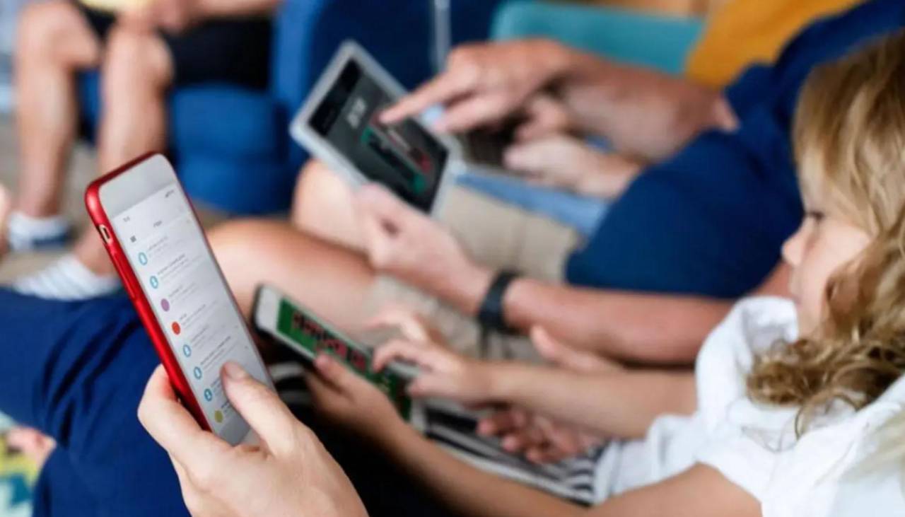 Australia aprueba una ley que prohíbe el acceso de menores de 16 años a las redes sociales