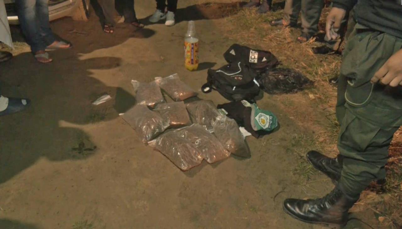 Hallan paquetes de marihuana que estaban dentro de una mochila que unos ladrones hicieron caer luego de un atraco