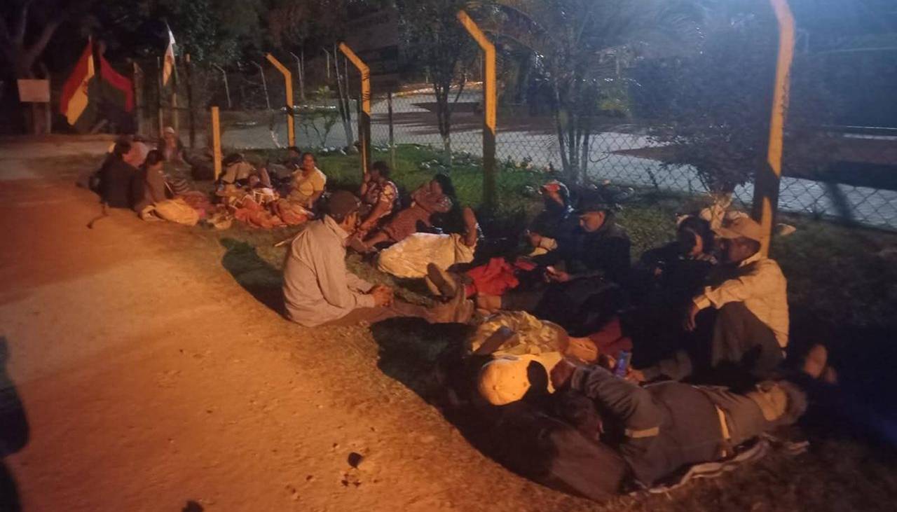 Santa Cruz: Campesinos toman pozo petrolero en la provincia Sara y exigen la renuncia de Paz, reporta la Policía