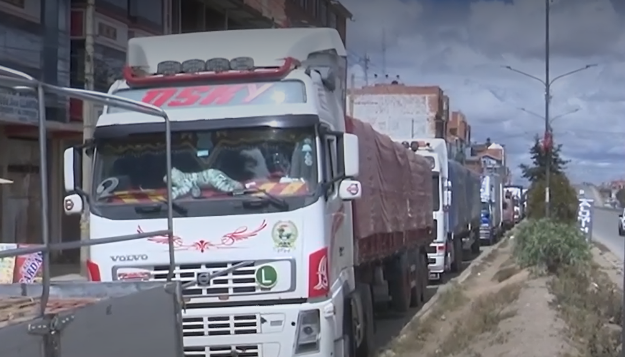 Choferes denuncian que la venta de diésel es “limitada” en algunos surtidores de La Paz 