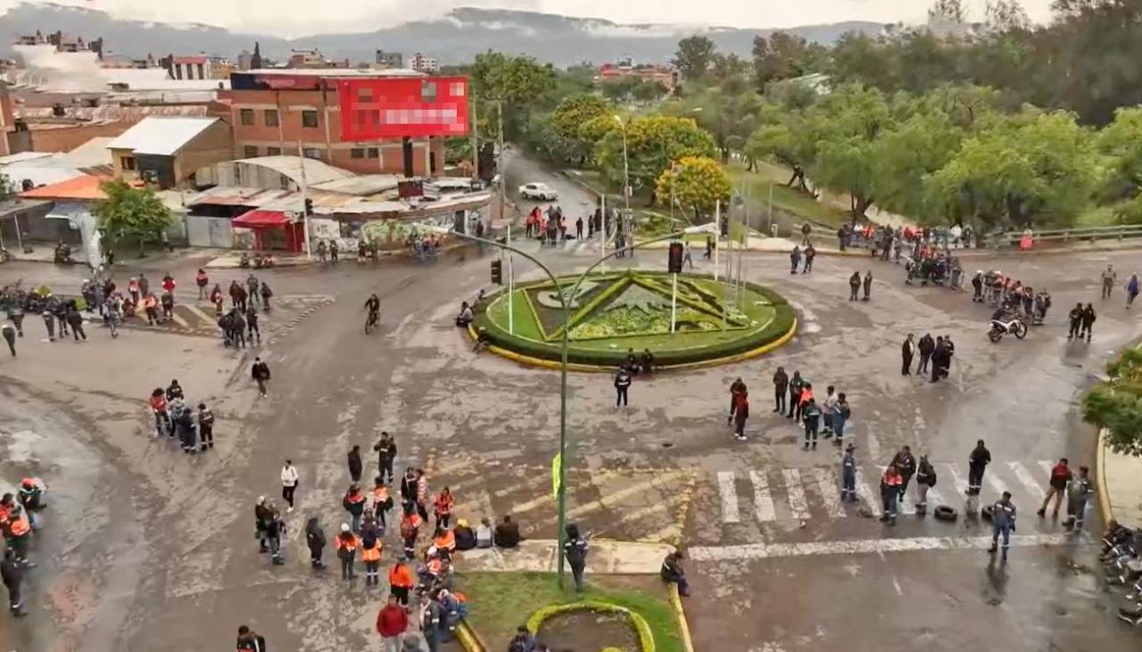 Transporte Libre y afiliados a la COD bloquean en Cochabamba exigiendo abrogación del DS 5503