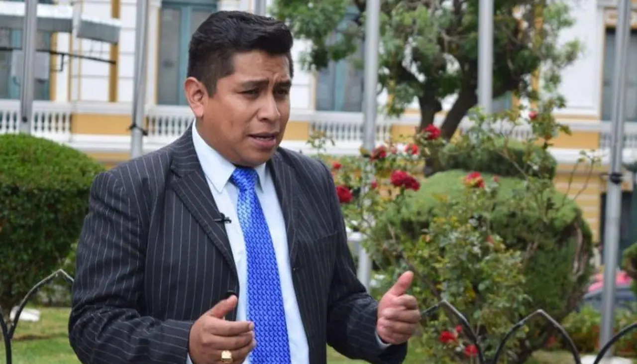 Israel Quino, asesor del Senado, es apartado del cargo tras “denuncias públicas” en su contra, señala comunicado 