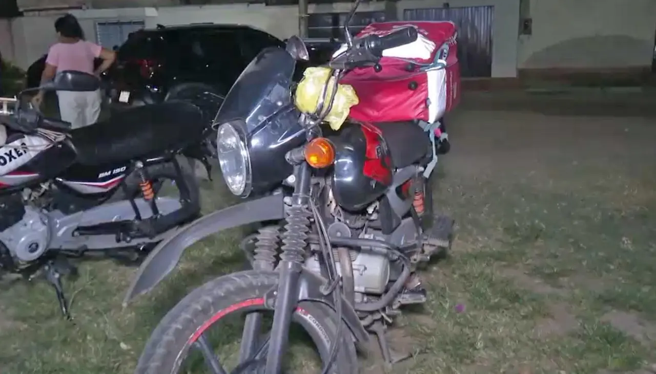 Delincuentes golpearon con un arma a un delivery para robarle su moto, pero no pudieron encenderla y la abandonaron