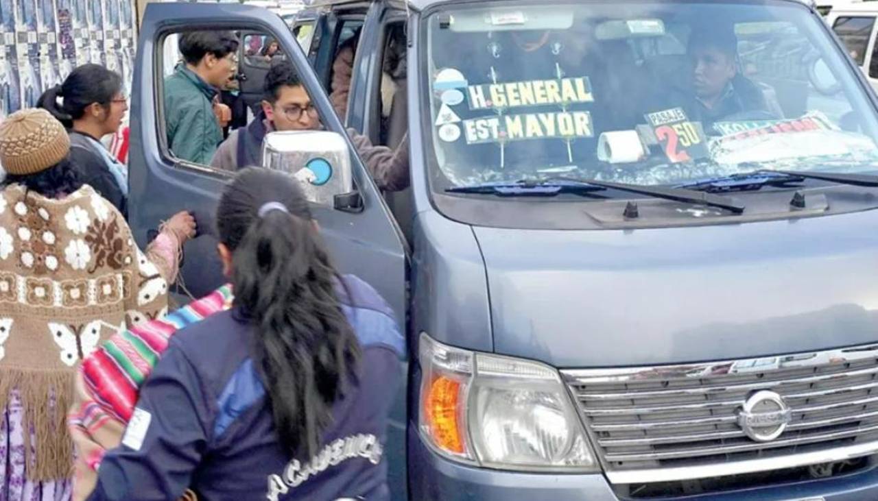 Choferes de La Paz dicen que es “imposible” verificar billetes de la serie B mientras conducen