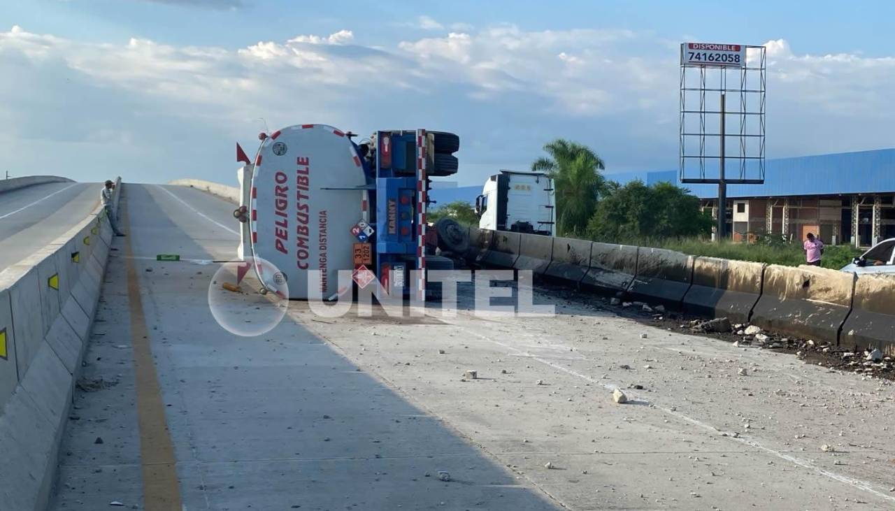 Cisterna choca y vuelca sobre el viaducto de Satélite Norte en la ruta Santa Cruz - Warnes