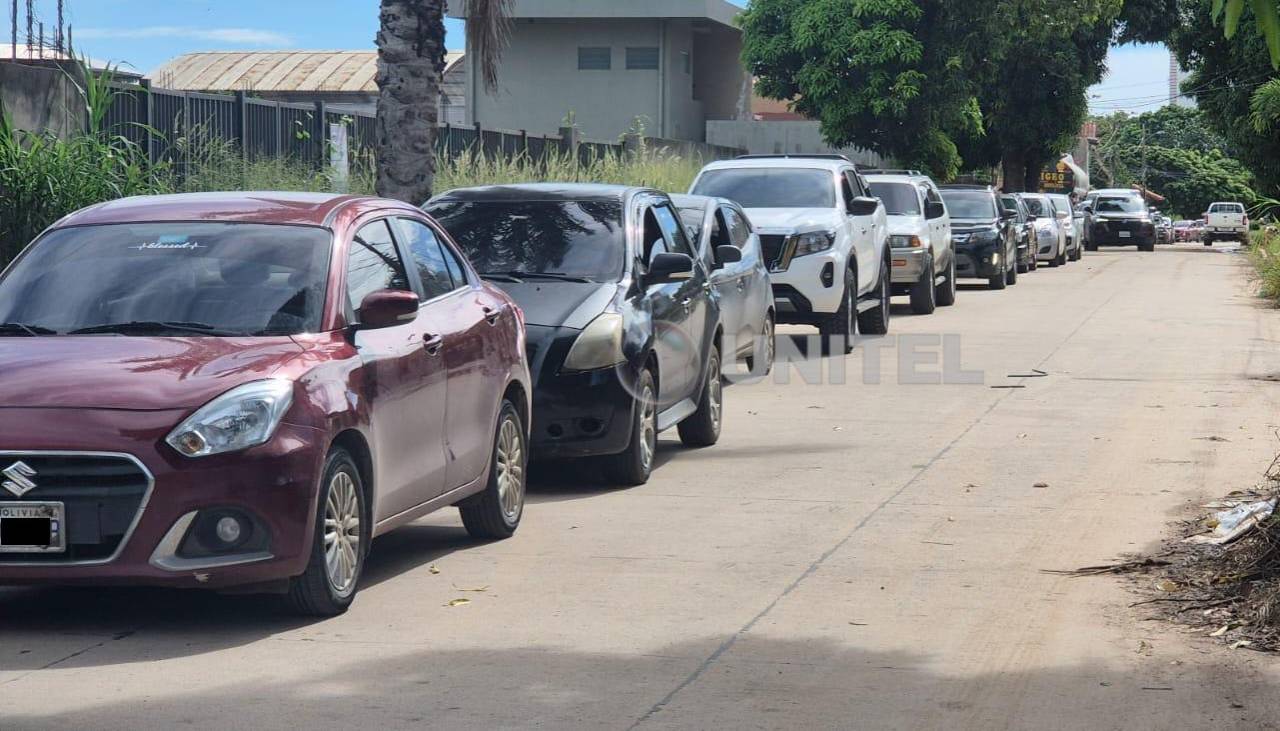 Bolivia arranca el segundo día de carnaval con poco transporte público y con conductores en vigilia por combustible