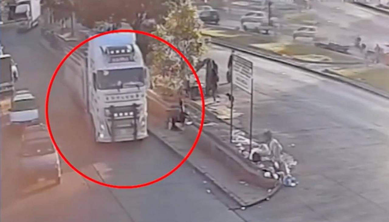 Video: Mujer es arrollada por un tráiler tras caer sobre una vía luego de ser empujada
