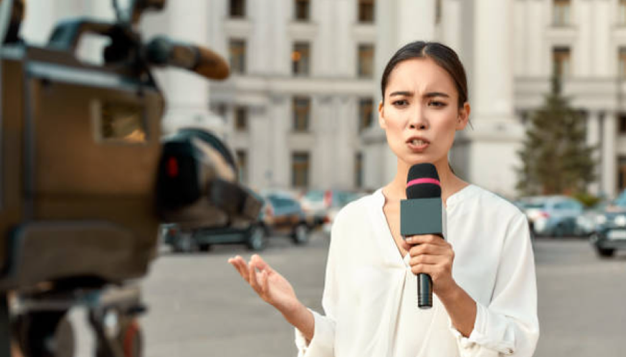 La inusual forma en la que un hombre evitó que una periodista lo entreviste 