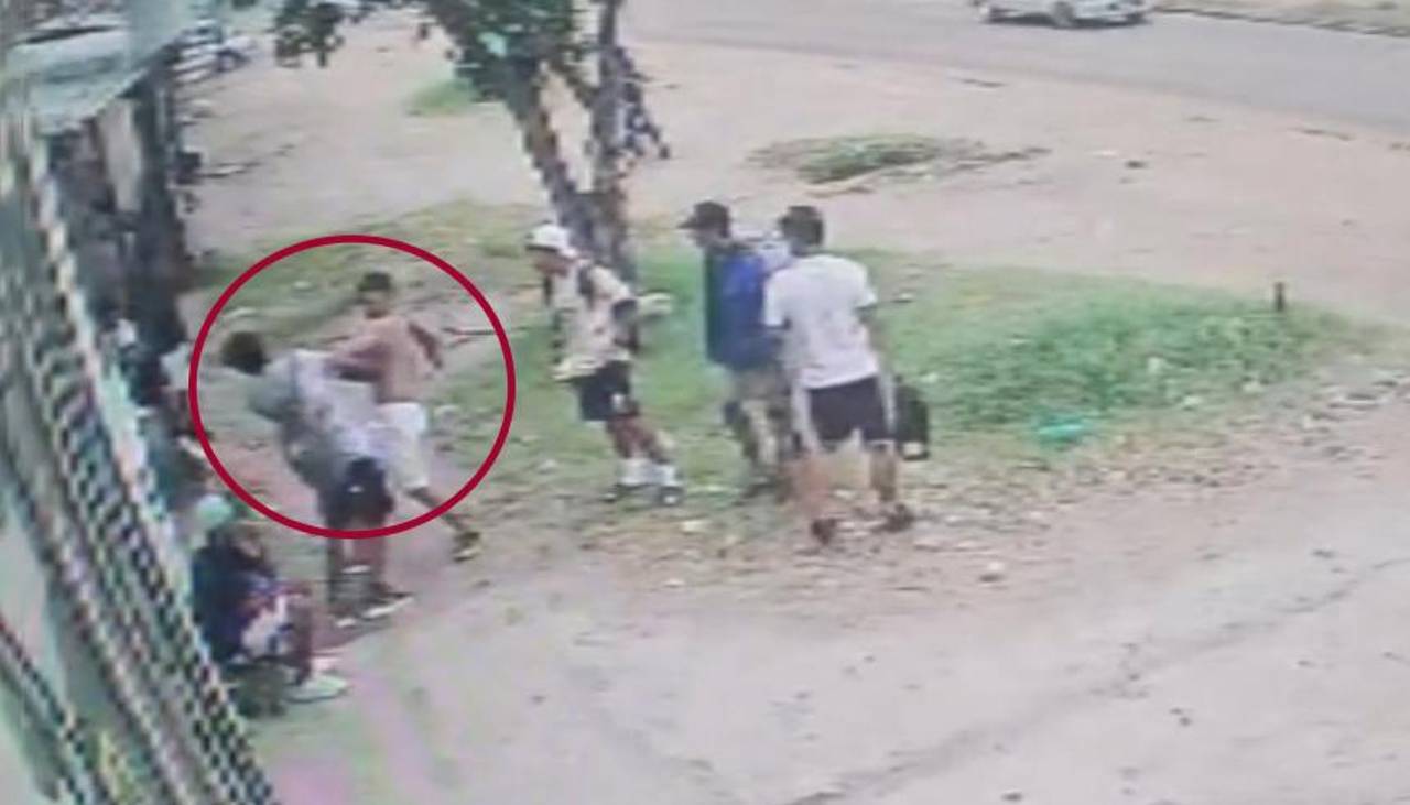 Sale a la luz el video de la primera agresión del hombre que golpeó con un fierro a un adolescente