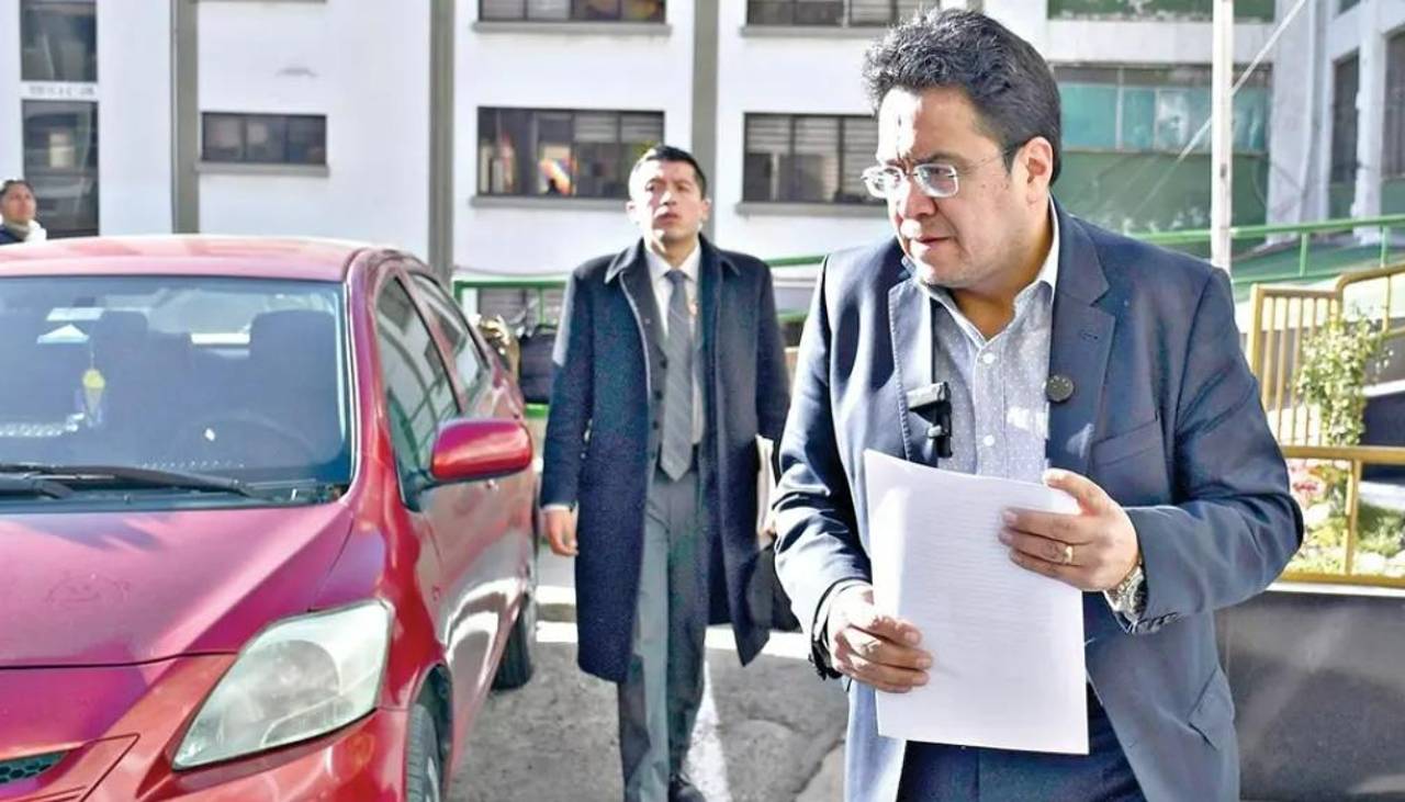 Abogado de exministro Siles dice que pedirán peritaje a los audios