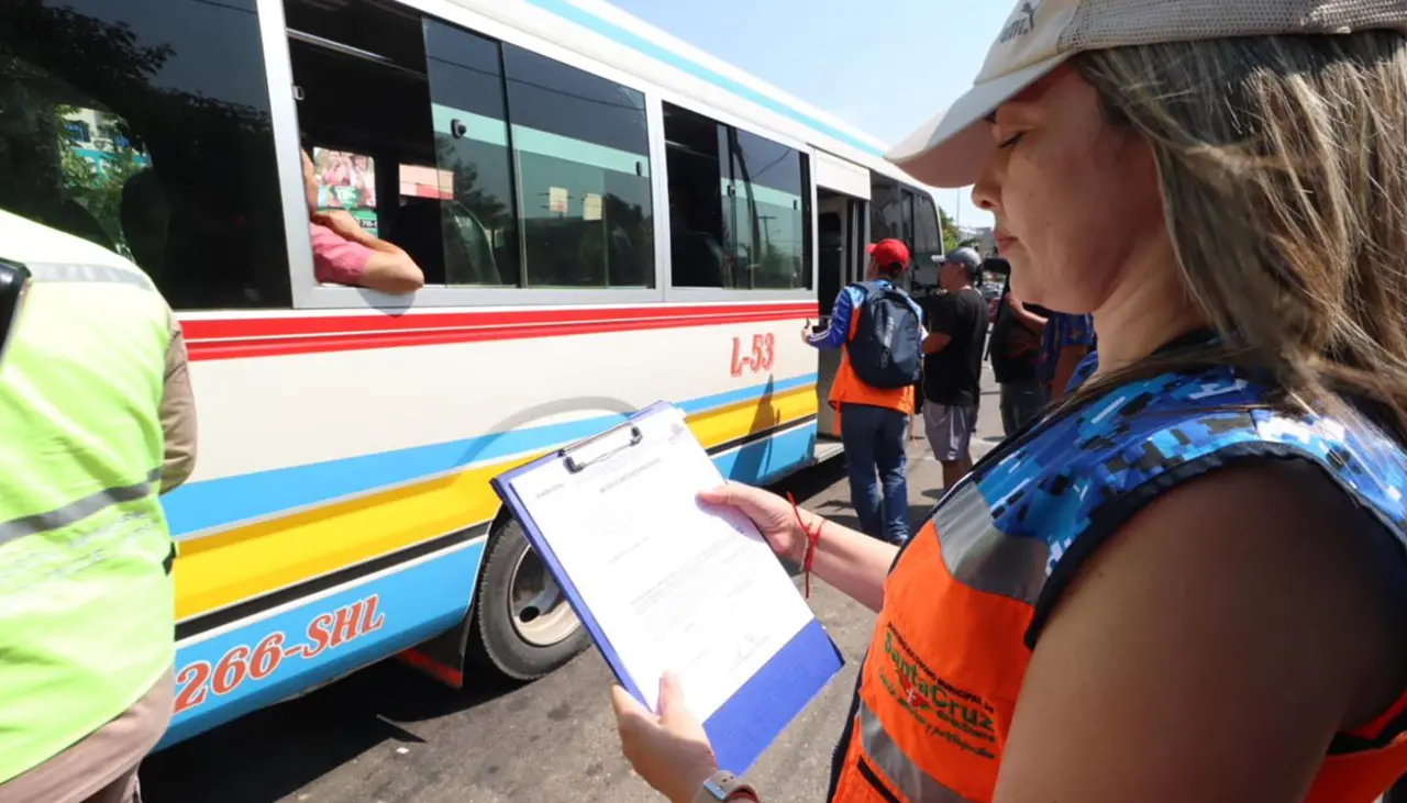Alcaldía cruceña empieza a notificar a líneas de micro que no prestan servicio y dirigente desafía a Jhonny Fernández